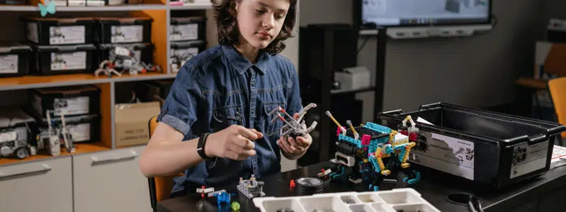 Elev arbejder med LEGO Education